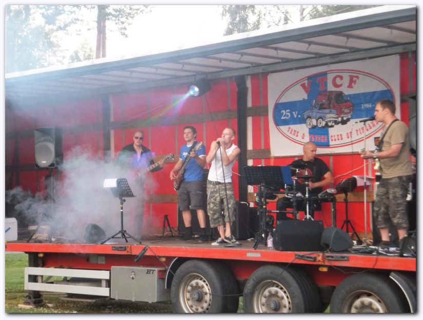 802x601 pixels (79K)