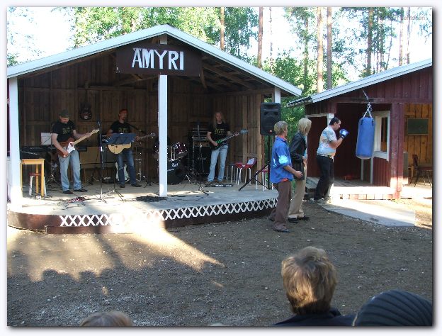 602x451 pixels (82K)