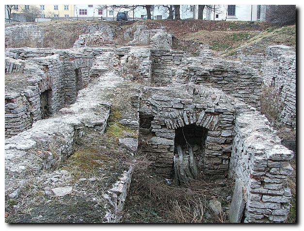 605x454 pixels (126K)